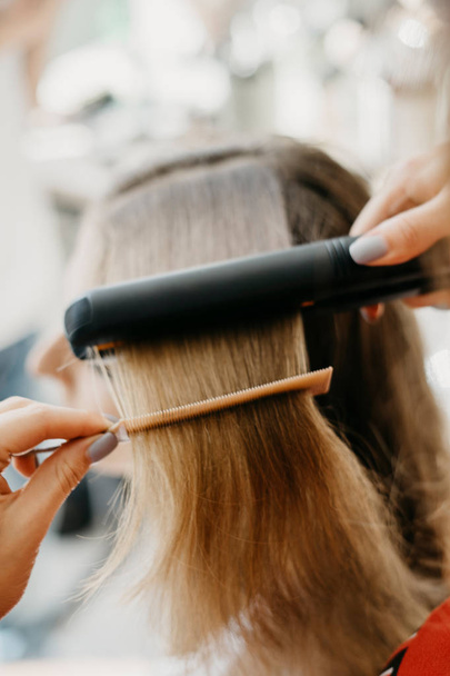 Girl makes hair styling in the salon - Фото, зображення