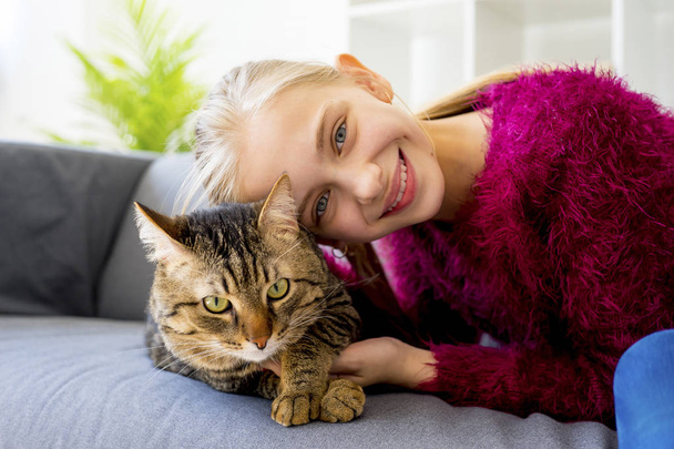 Girl with a cat - Foto, afbeelding