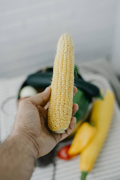 Кукуруза в руке вегетарианца
 - Фото, изображение