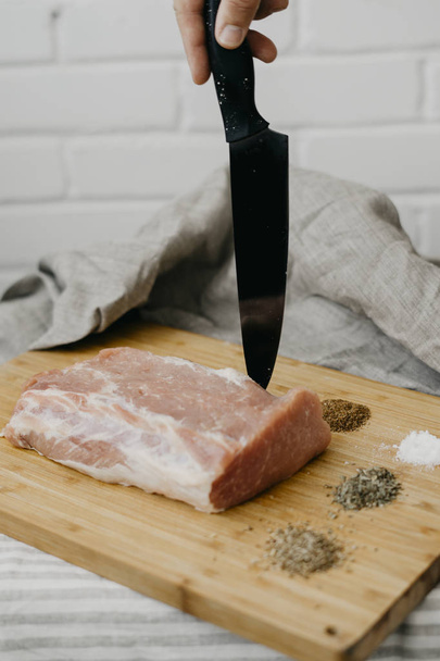 Шеф-кухар різання сирого м'яса
 - Фото, зображення