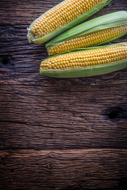 Corn. Fresh corn on old rustic oak table - Foto, Imagem