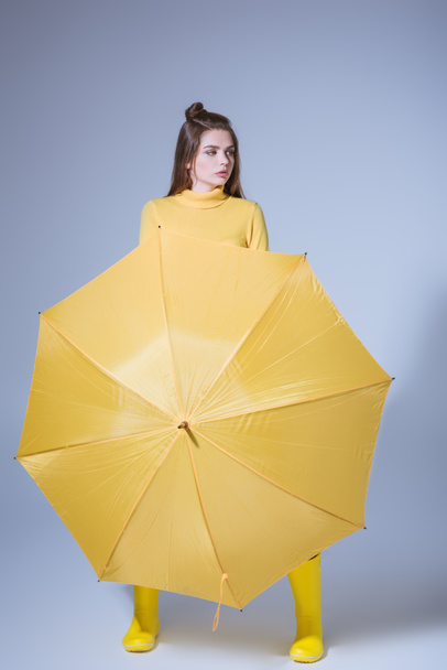 Menina com guarda-chuva amarelo
 - Foto, Imagem