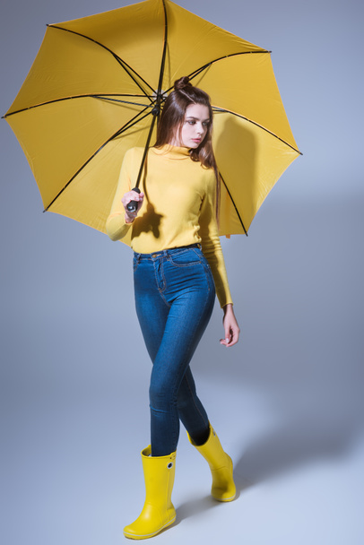 Κορίτσι σε μπότες από καουτσούκ με ομπρέλα - Φωτογραφία, εικόνα
