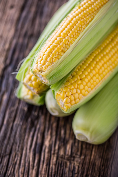 Corn. Fresh corn on old rustic oak table - Foto, Imagen