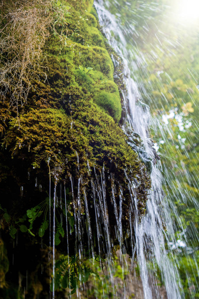 Фото маленького водоспаду, що тече в печері
 - Фото, зображення