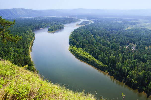 Luchtfoto van laagland van bos rivier per zomer tijdens een vlucht. - Foto, afbeelding