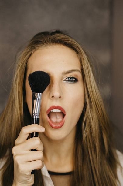 piękna młoda kobieta stosowania makijażu  - Zdjęcie, obraz