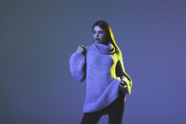 дівчина в теплому светрі
 - Фото, зображення