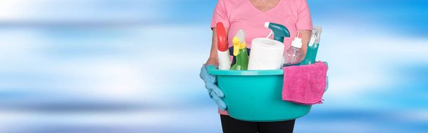 Домохозяйка держит ведро с чистящим оборудованием
 - Фото, изображение