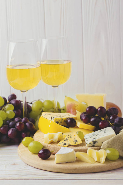 Cheese plate served with wine, fresh grapes and pears - Foto, Imagen