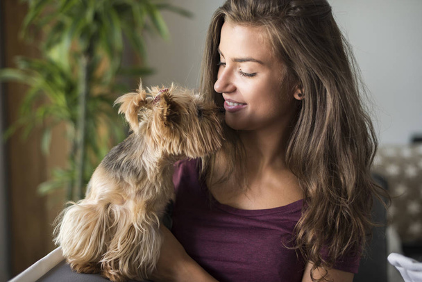 Женщина со своей милой собакой   - Фото, изображение