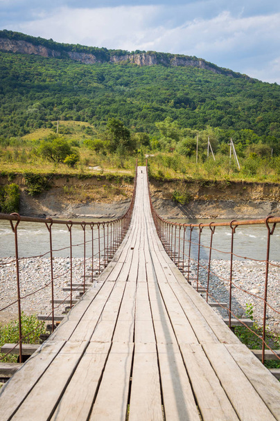 Подвесной кабельный мост, пересекает реку. Республика Адыгея, Краснодарский край, Россия
 - Фото, изображение