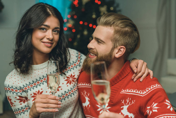 pareja con copas de champán en Navidad
 - Foto, Imagen