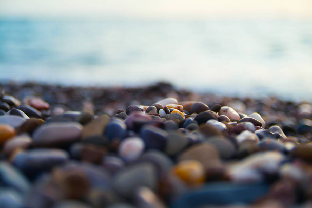 Φόντο πέτρες στη θάλασσα. Defocused πολύχρωμα βότσαλα - Φωτογραφία, εικόνα