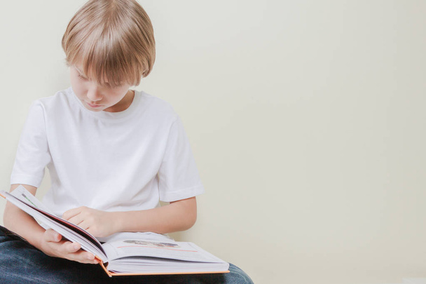 Un niño leyendo un libro. Educación, escuela, concepto de ocio
 - Foto, Imagen