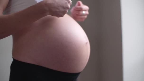 Close-up da mulher grávida
  - Filmagem, Vídeo