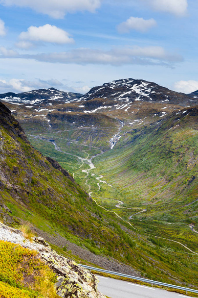 Δρόμο, το ποτάμι και το βουνό της Νορβηγίας - Φωτογραφία, εικόνα