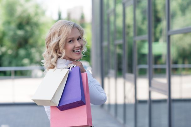 Femme souriante avec sacs à provisions - Photo, image