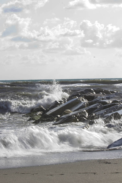 A hullámok összeomlik a sziklákon, Marina di Massa  - Fotó, kép