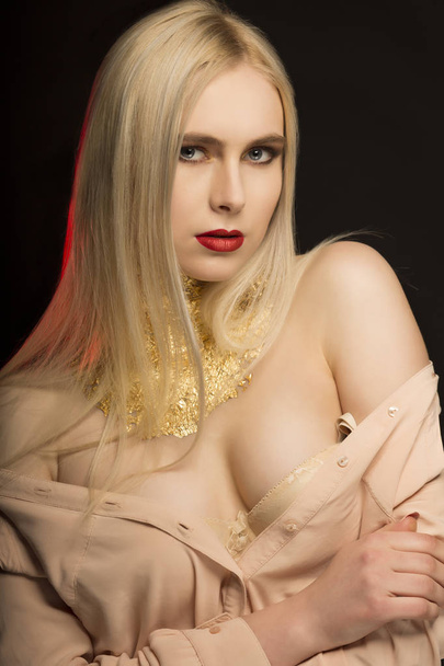 Uzun sarı saçlı ve altın folyo ile çekici genç model  - Fotoğraf, Görsel
