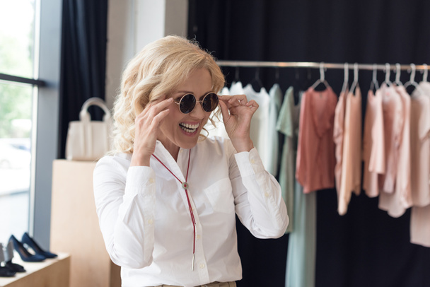 woman shopping in clothing boutique - Fotoğraf, Görsel