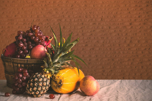 Panier de fruits sur la table
. - Photo, image