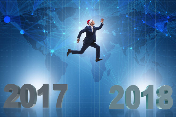 Geschäftsmann mit Weihnachtsmannhut springt von 2017 bis 2018 - Foto, Bild