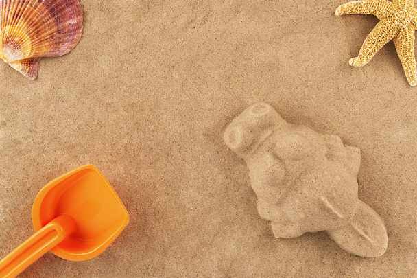 Molded sand crocodile and toy - Valokuva, kuva