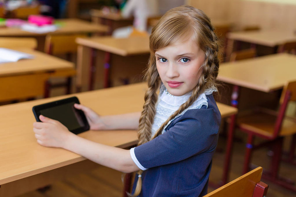 Дівчина за шкільними столами
 - Фото, зображення