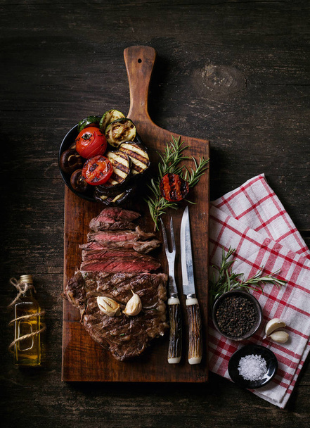 Grilled steak with vegetables - Foto, Imagen