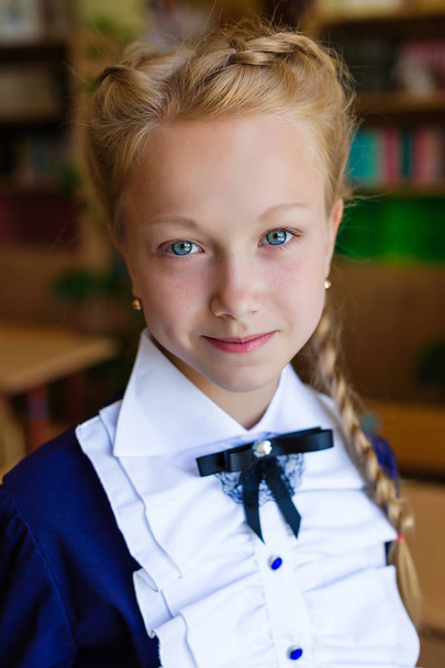 Lány iskolában íróasztalok - Fotó, kép