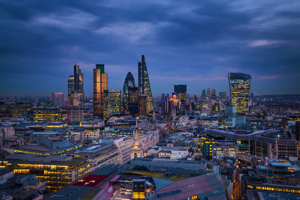 London, England - Blick auf die Skyline des Bankenviertels von London mit den Wolkenkratzern des Kanarienvogels im Hintergrund zur blauen Stunde - Foto, Bild