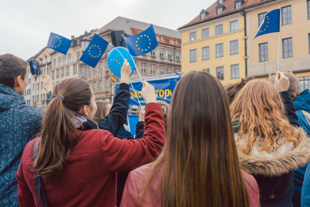 Άνθρωποι σε διαδήλωση υποστήριξης της ΕΕ που κυματίζουν τις σημαίες - Φωτογραφία, εικόνα