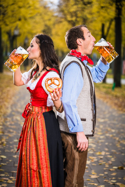 Mladá žena a muž pití piva - Fotografie, Obrázek