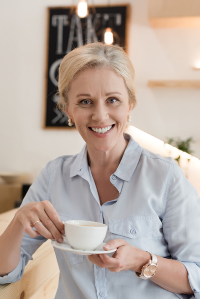 Mulher madura bebendo café
 - Foto, Imagem
