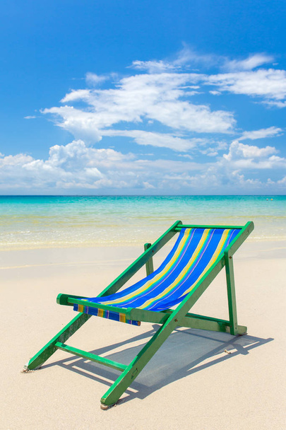 Liegestuhl am schönen Strand - Foto, Bild