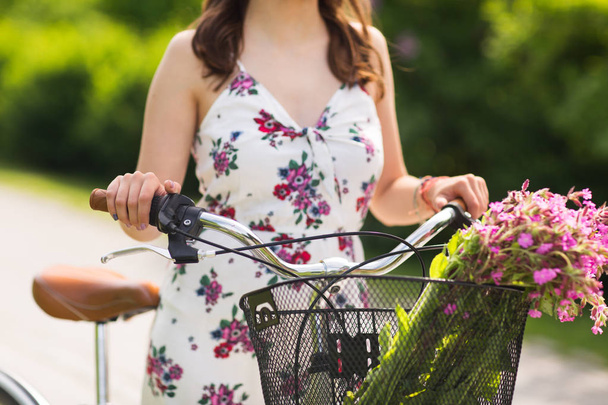 close up of woman with fixie bicycle in park - Foto, imagen