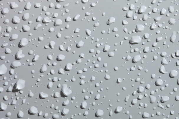 gotas sobre la superficie blanca
 - Foto, Imagen