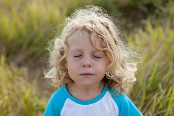 παιδί με μακριά ξανθά μαλλιά - Φωτογραφία, εικόνα