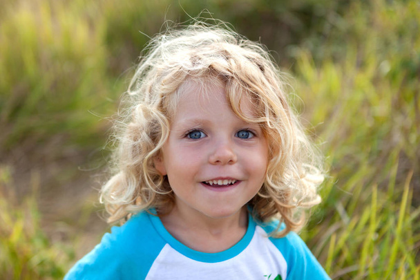 gyermek hosszú szőke hajjal - Fotó, kép