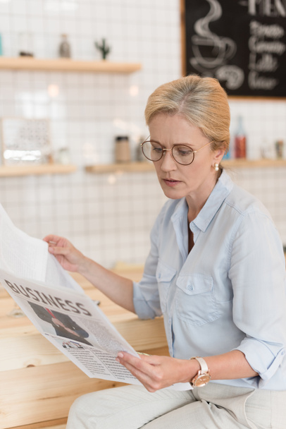 businesswoman reading newspaper - Foto, afbeelding