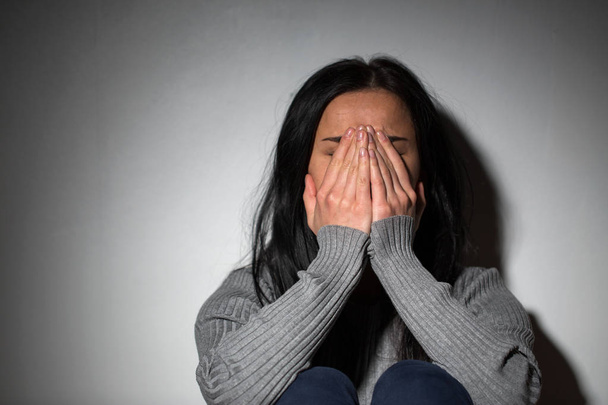 triste piangendo donna che soffre di violenza domestica
 - Foto, immagini