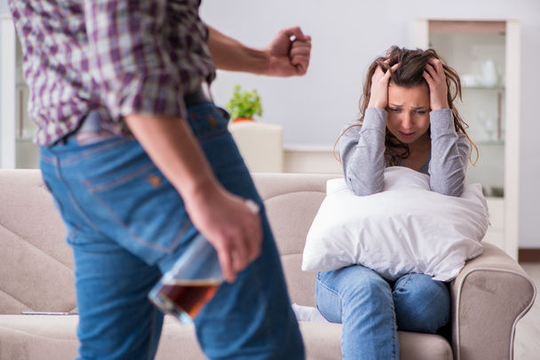 A családon belüli erőszak fogalma egy családi vitában részeg alvóval - Fotó, kép