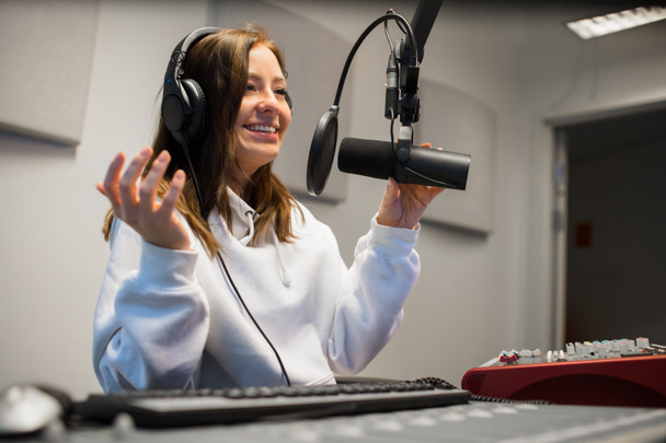 Femme jockey communiquer sur microphone dans la radio studio
 - Photo, image