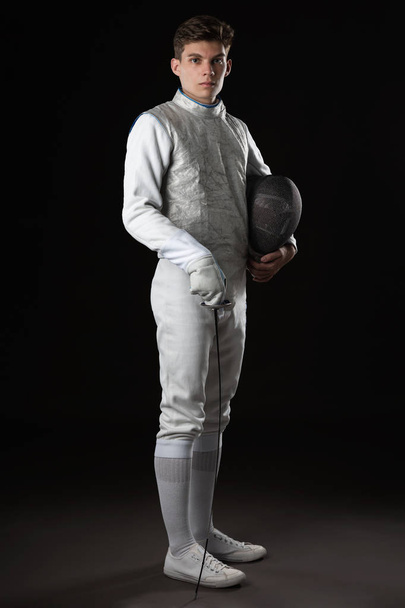 Красивий Молодий чоловічий фехтувальник в білому костюмі фехтування
 - Фото, зображення