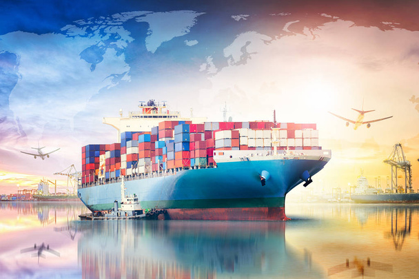 Παγκόσμιο επιχειρηματικό βιομηχανία διοικητικών μεριμνών εισαγωγής εξαγωγής έννοιας και τη μεταφορά των εμπορευματοκιβωτίων εμπορευματικές φορτηγό πλοίο στο ηλιοβασίλεμα ουρανό - Φωτογραφία, εικόνα