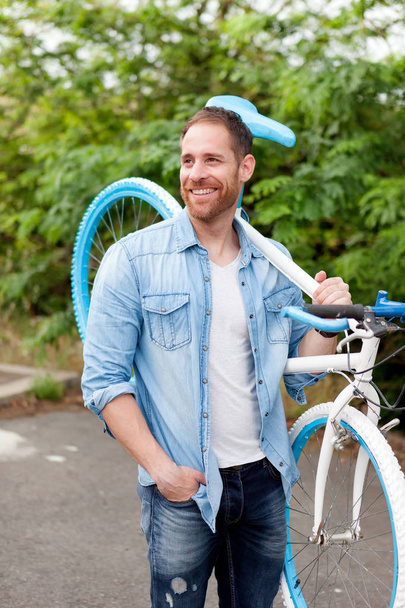 yakışıklı adam taşıma Bisiklet - Fotoğraf, Görsel