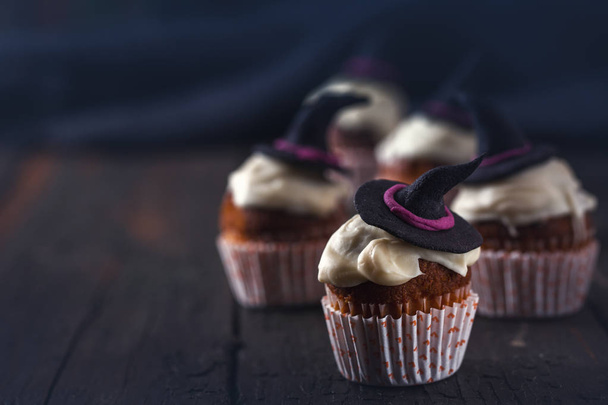 Cupcake com um chapéu de bruxa
 - Foto, Imagem