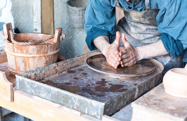ワーク ショップで轆轤上の鍋を作る男 - 写真・画像