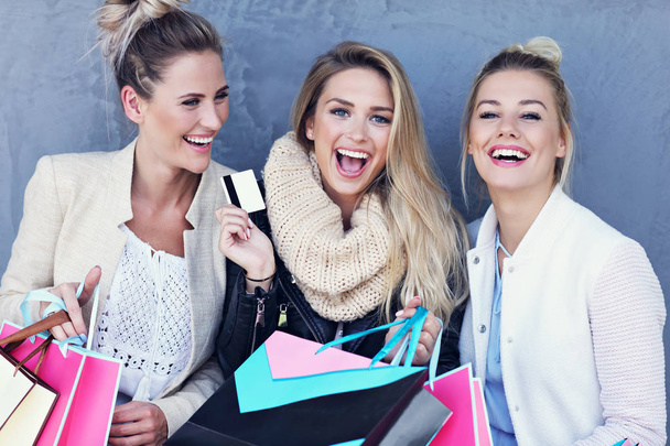 Heureux groupe d'amis faisant du shopping en automne
 - Photo, image